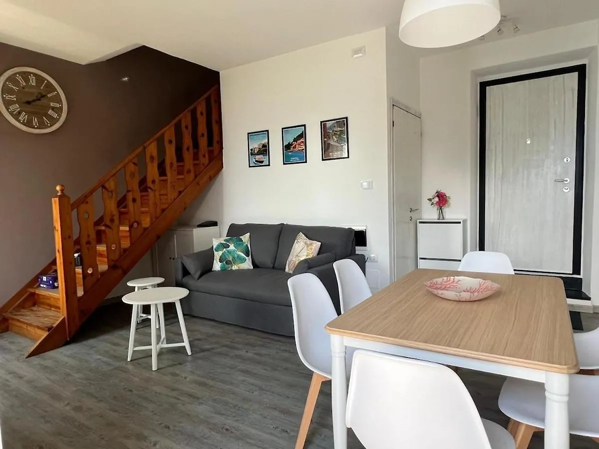 Апартаменты Sunset House Air Con Large Balcony, Unbeatable View And Peace Перледо 0*,  Италия